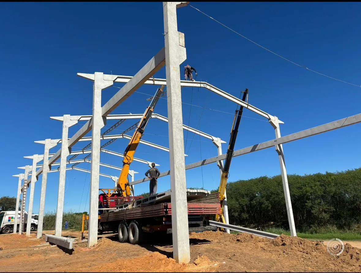 Montagem de estrutura pré-moldada com apoio de equipamento de içamento