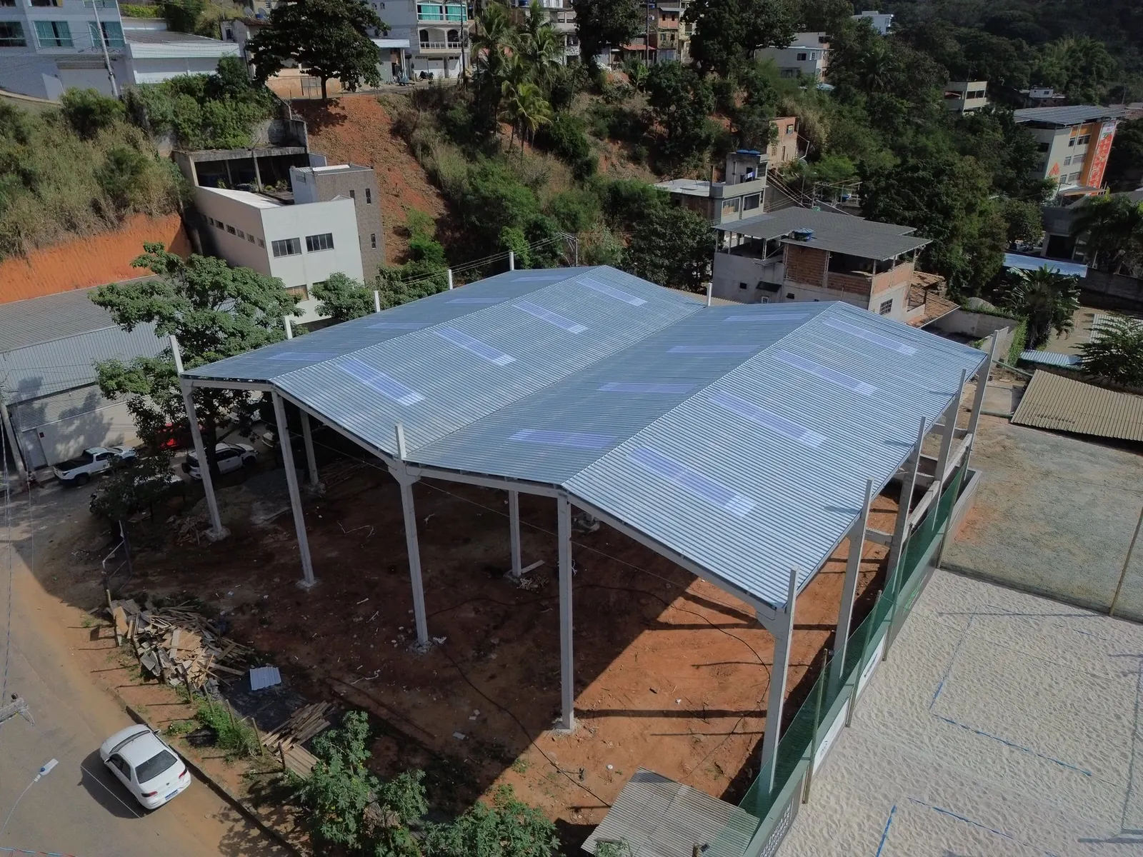 Galpão pré-moldado com cobertura finalizada em área urbana