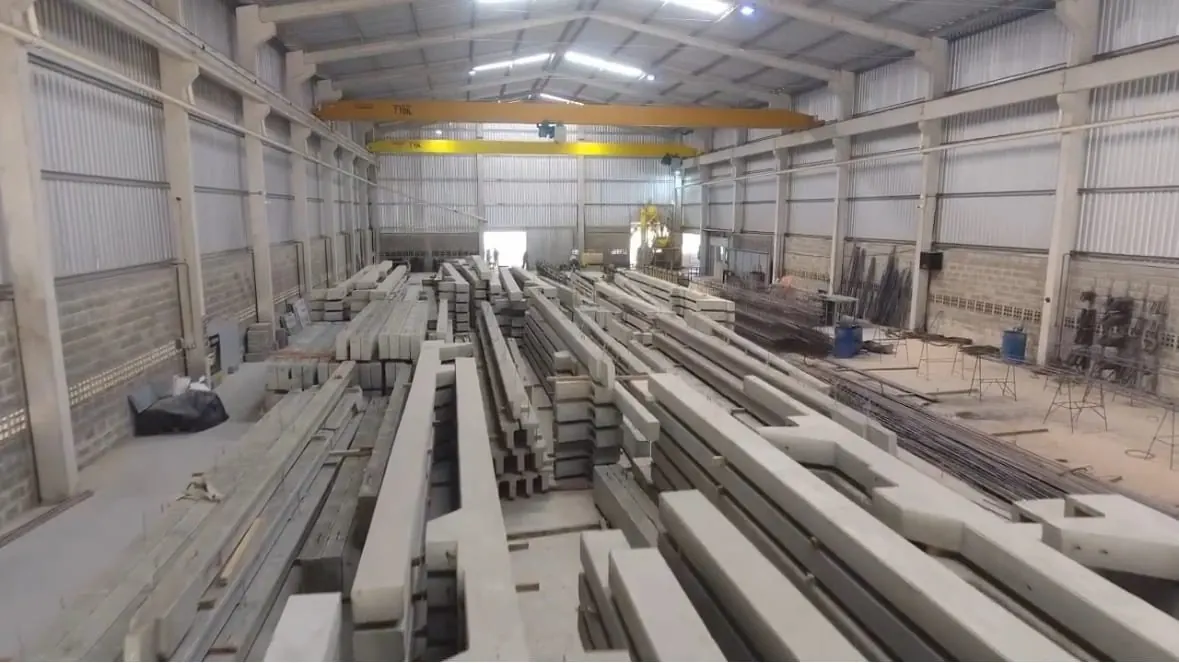 Área de produção com elementos pré-moldados de concreto