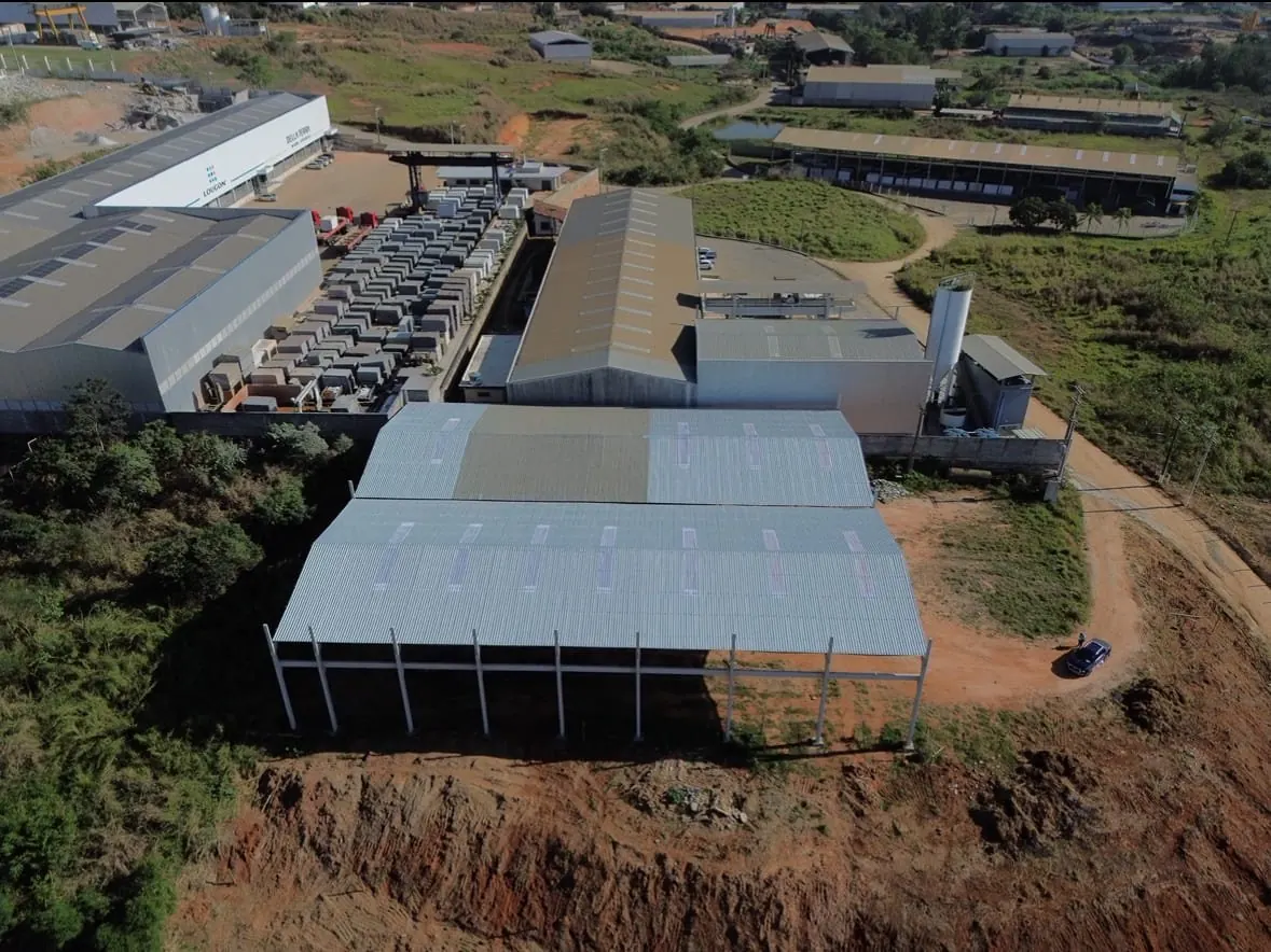 Vista aérea de galpão pré-moldado em complexo industrial