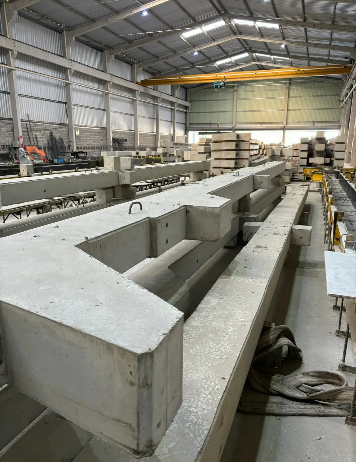 Elementos pré-moldados de concreto na área de produção