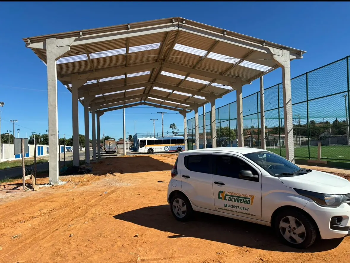 Veículo da Pré-Moldados Cachoeiro em obra com estrutura pré-moldada
