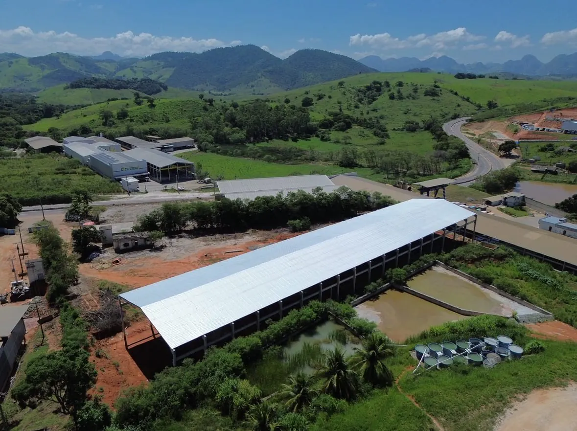 Vista aérea de galpão pré-moldado em área rural
